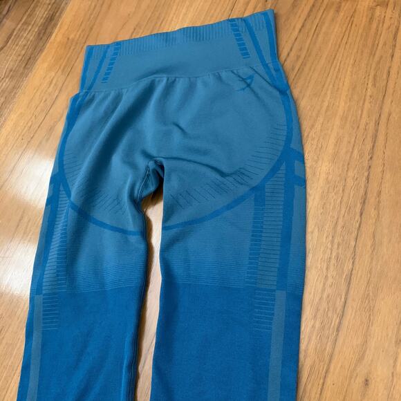 Gymshark Leggings XS Geo Capri Teal EUC - Picture 5 of 11